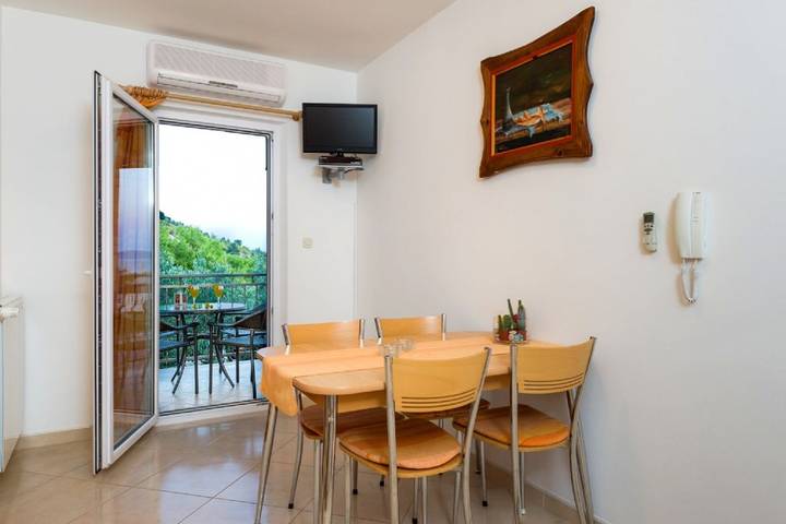 Vacation rental for 4 people, with balcony in Bol