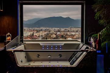 Gîte pour 2 personnes, avec balcon et jacuzzi à Brașov