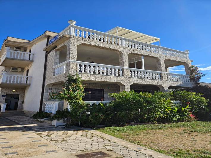 Apartament wakacyjny dla 2 osób, z balkon i ogród, zwierzęta dozwolone w Tribunj