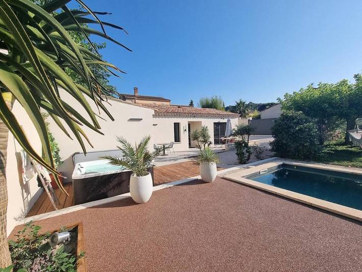 Location de vacances pour 6 personnes, avec piscine ainsi que jacuzzi et jardin à Jonquerettes