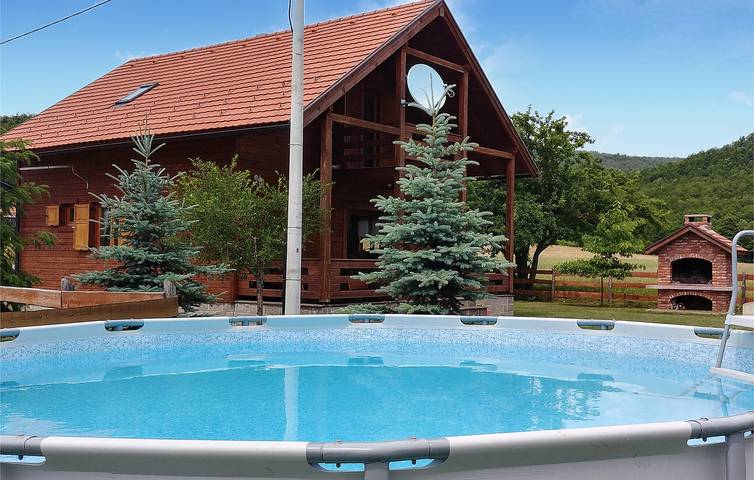 Schickes Apartment mit Pool und Terrasse, 2 km vom Fluss Bužimnica entfernt in Gospitsch, Lika-Senj