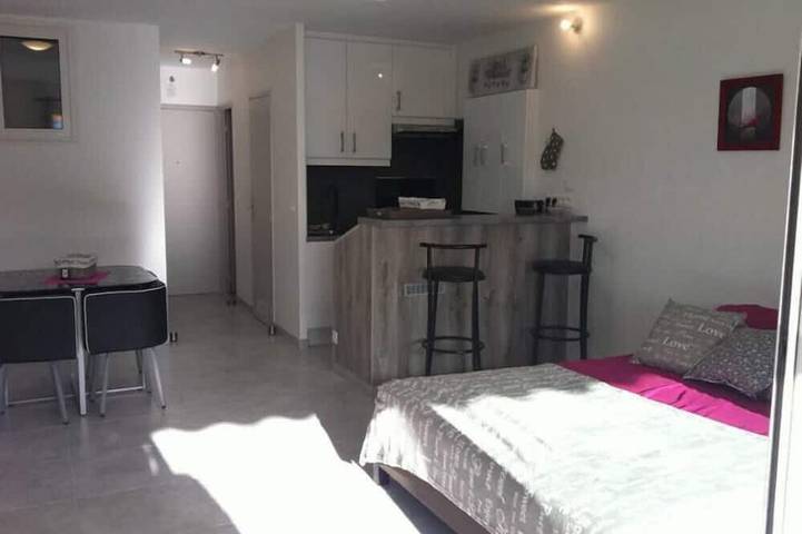 Gîte pour 4 personnes, avec terrasse dans Plage des Sablettes - 2