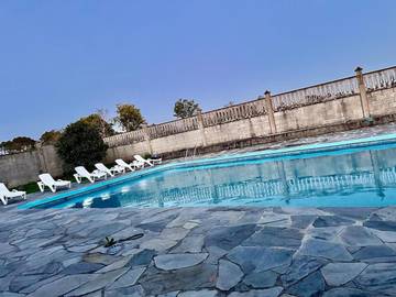 Casa rural para 25 personas, con jardín además de piscina y jacuzzi en Oleiros (Espanha)