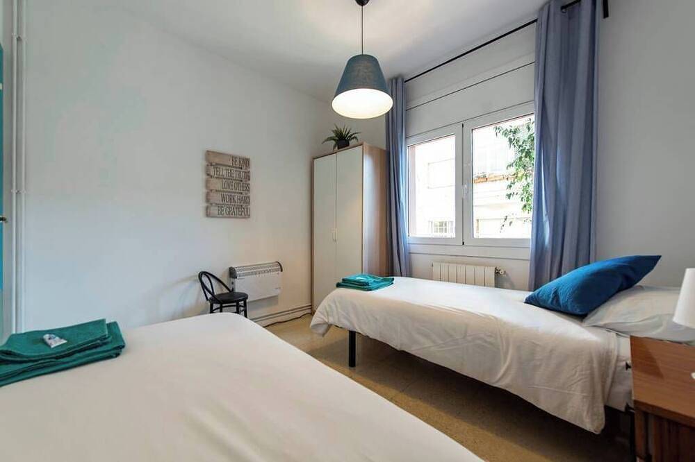 Entire apartment, 3 bedroom apartment 20' from Barcelona center and 7' walking from the beach. in Sant Adrià de Besòs, Barcelonès