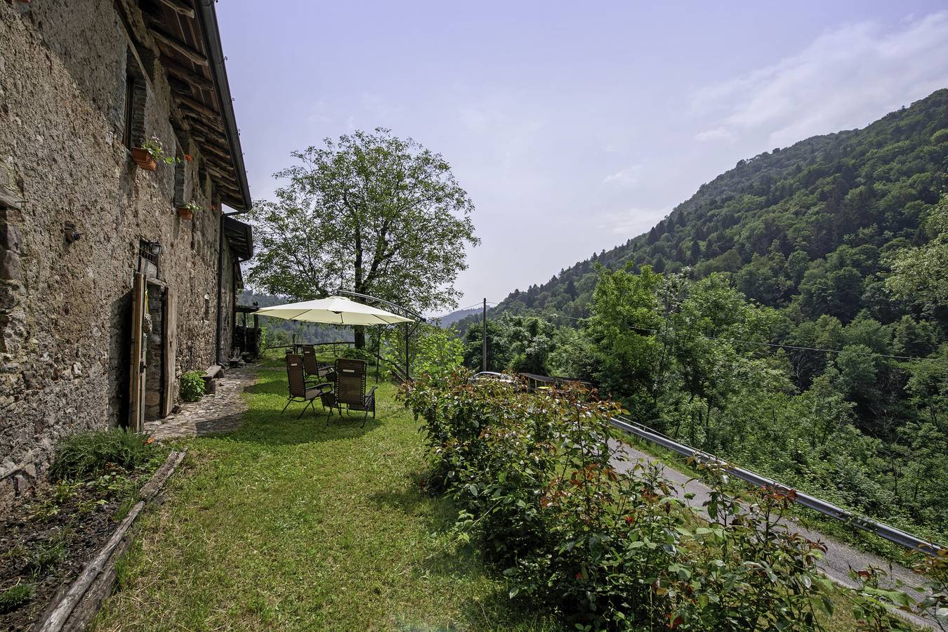 Entire apartment, Apartment 'Le Fratte' with Mountain View, Private Garden and Wi-Fi in Pertica Alta, Garda Mountains