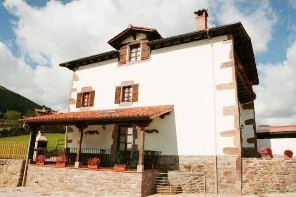 Rural house completely renovated in the Baztan valley in Azpilikueta, Baztan