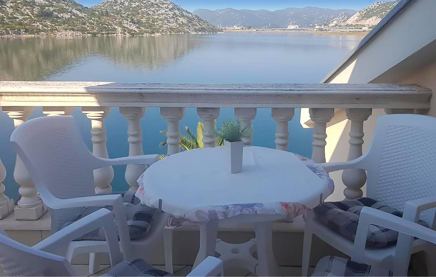 Ganze Ferienwohnung, Apartment mit Meerblick, Terrasse und Parkplatz in der Nähe der Neretva in Rogotin, Dubrovnik-Neretva