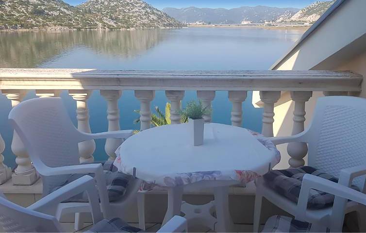 Ganze Ferienwohnung, Apartment mit Meerblick, Terrasse und Parkplatz in der Nähe der Neretva in Rogotin, Dubrovnik-Neretva
