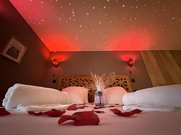 Gîte pour 2 personnes, avec piscine et jardin ainsi que jacuzzi et sauna à Saint-Laurent-d'Andenay