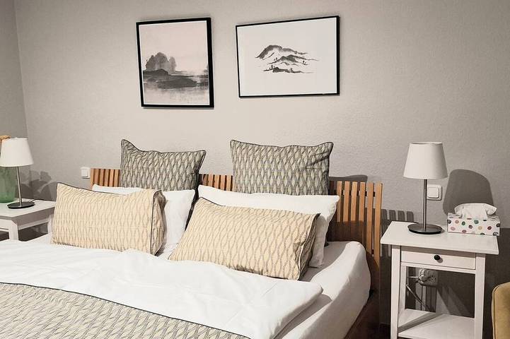 Entire apartment, First-class living in a 100-square-meter home with a terrace and garden, close to nature and with access to public transportation in Wetterau