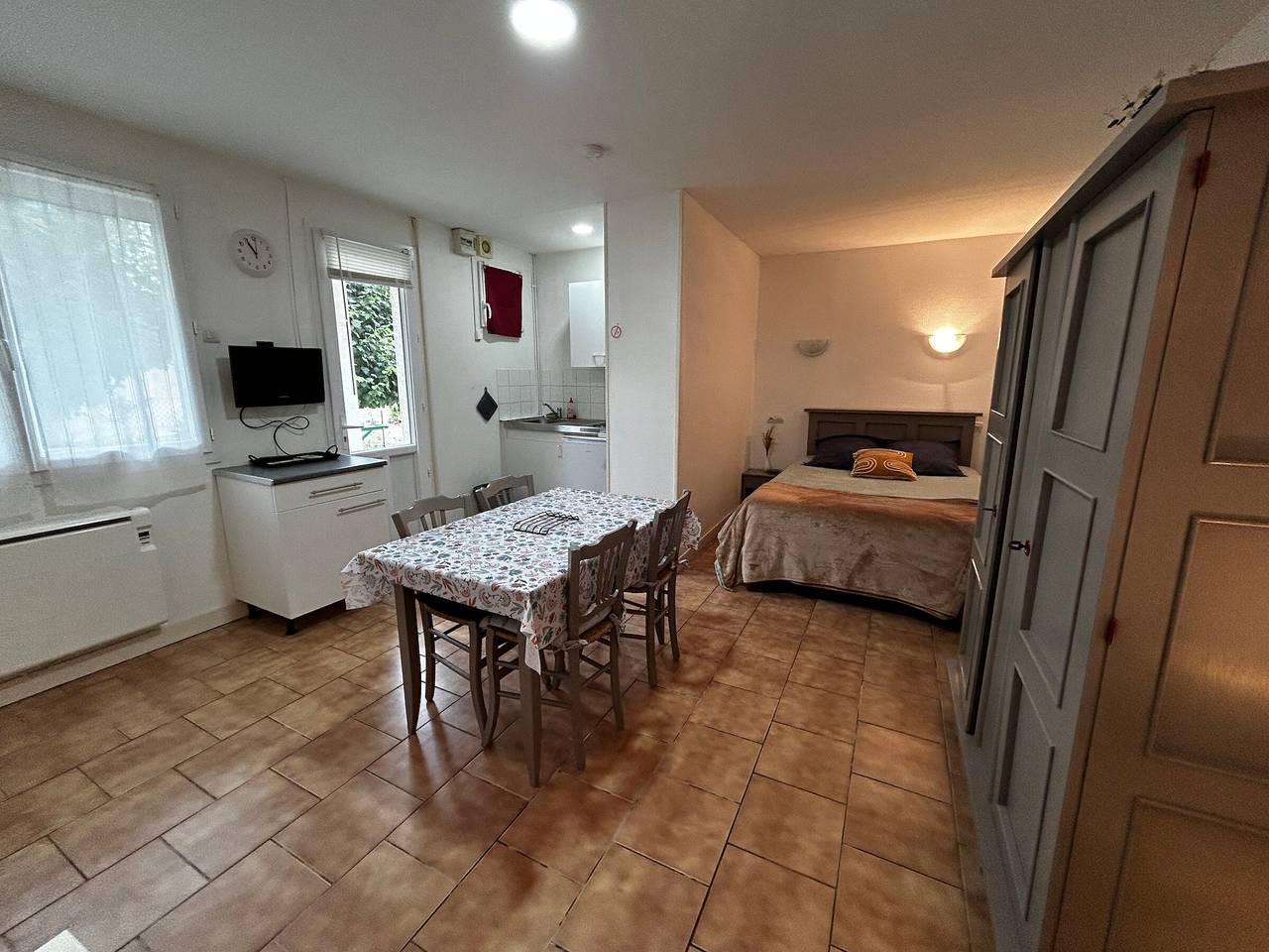 Studio entier, Studio idéal entre centre-ville et Thermes avec jardin et Wifi in La Roche-Posay, Vienne (France)