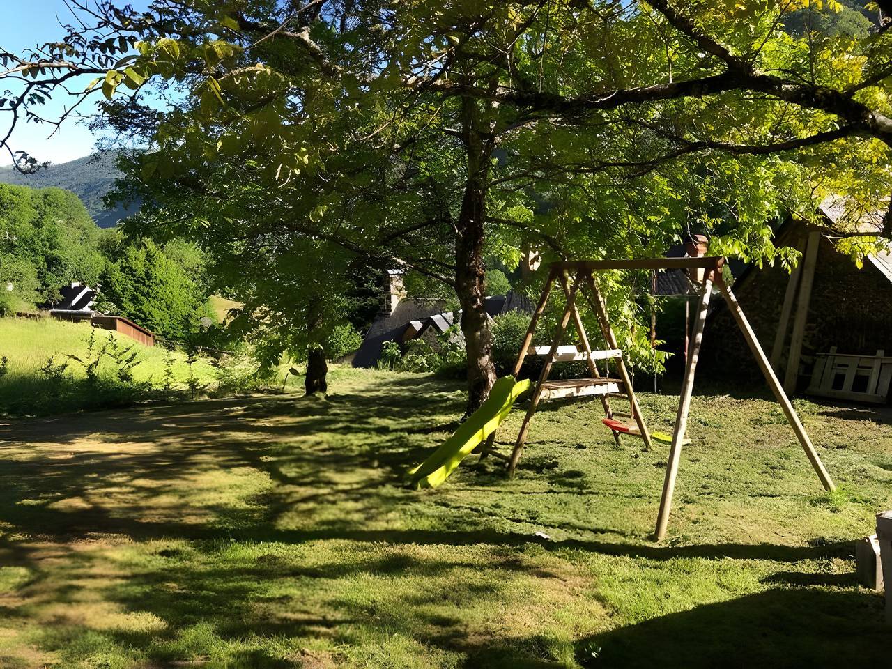 Gîte de charme face à la montagne avec terrasse privée, vue panoramique et Wi-Fi in Saint-Vincent-de-Salers, Parc naturel régional des Volcans d'Auvergne