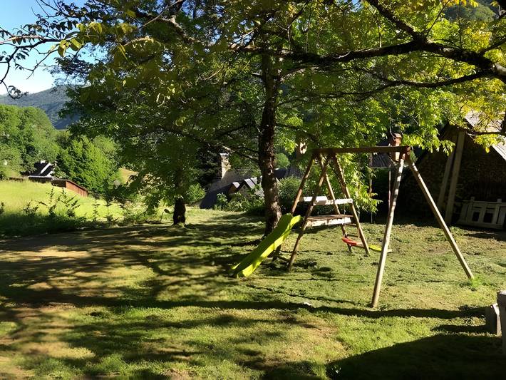 Gîte de charme face à la montagne avec terrasse privée, vue panoramique et Wi-Fi in Saint-Vincent-de-Salers, Parc naturel régional des Volcans d'Auvergne
