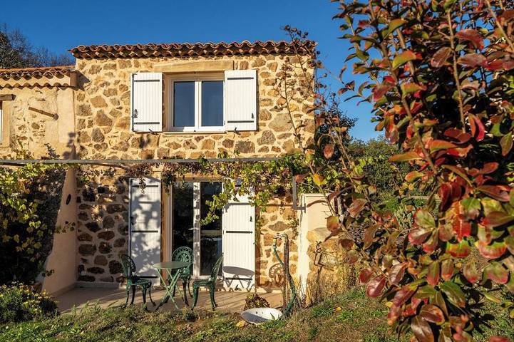 Gîte pour 2 personnes, avec terrasse ainsi que piscine et jardin sur la Côte d'Azur