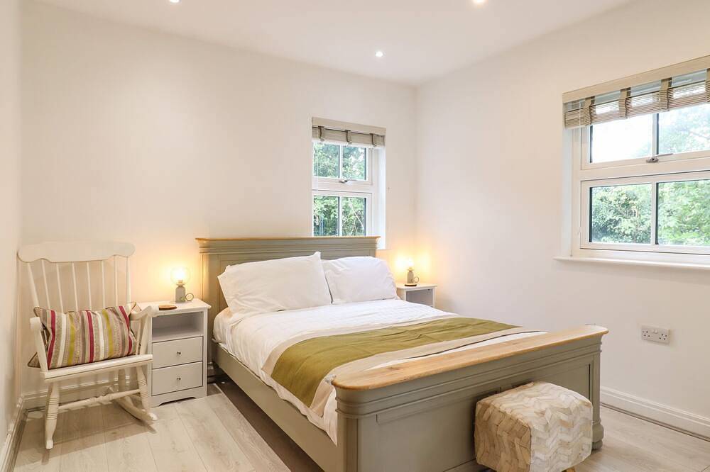 Dreamwood Lodge, pet friendly, with hot tub in Leaves Green in Bromley, London