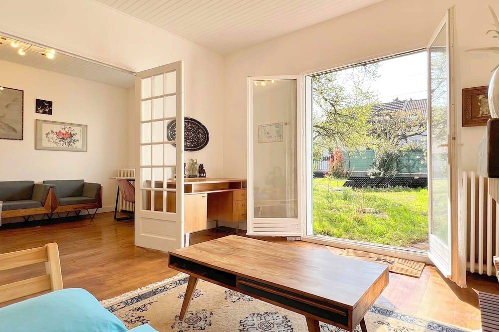 Peaceful Family Home, Garden & Patio & Private Parking, Visit Disney & Paris in Champs-sur-Marne, Seine-et-Marne