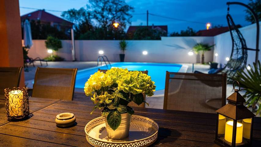 Dom wakacyjny dla 12 osób, z basen i ogród w Petrcane