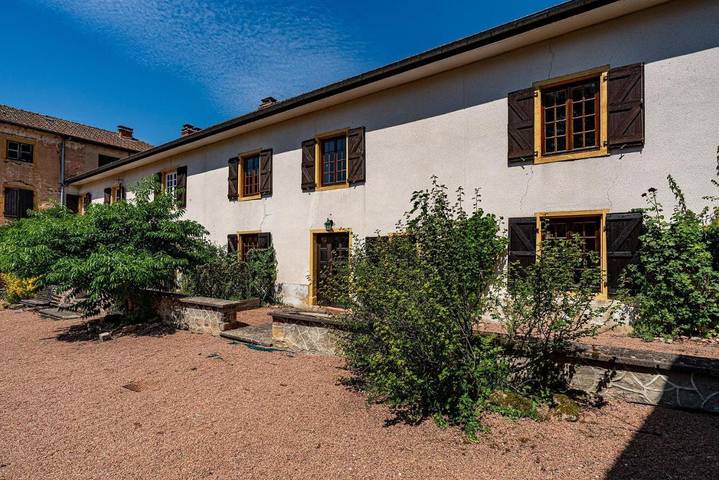 Gîte pour 4 personnes, avec piscine ainsi que vue et jardin à Thizy-les-Bourgs - 3