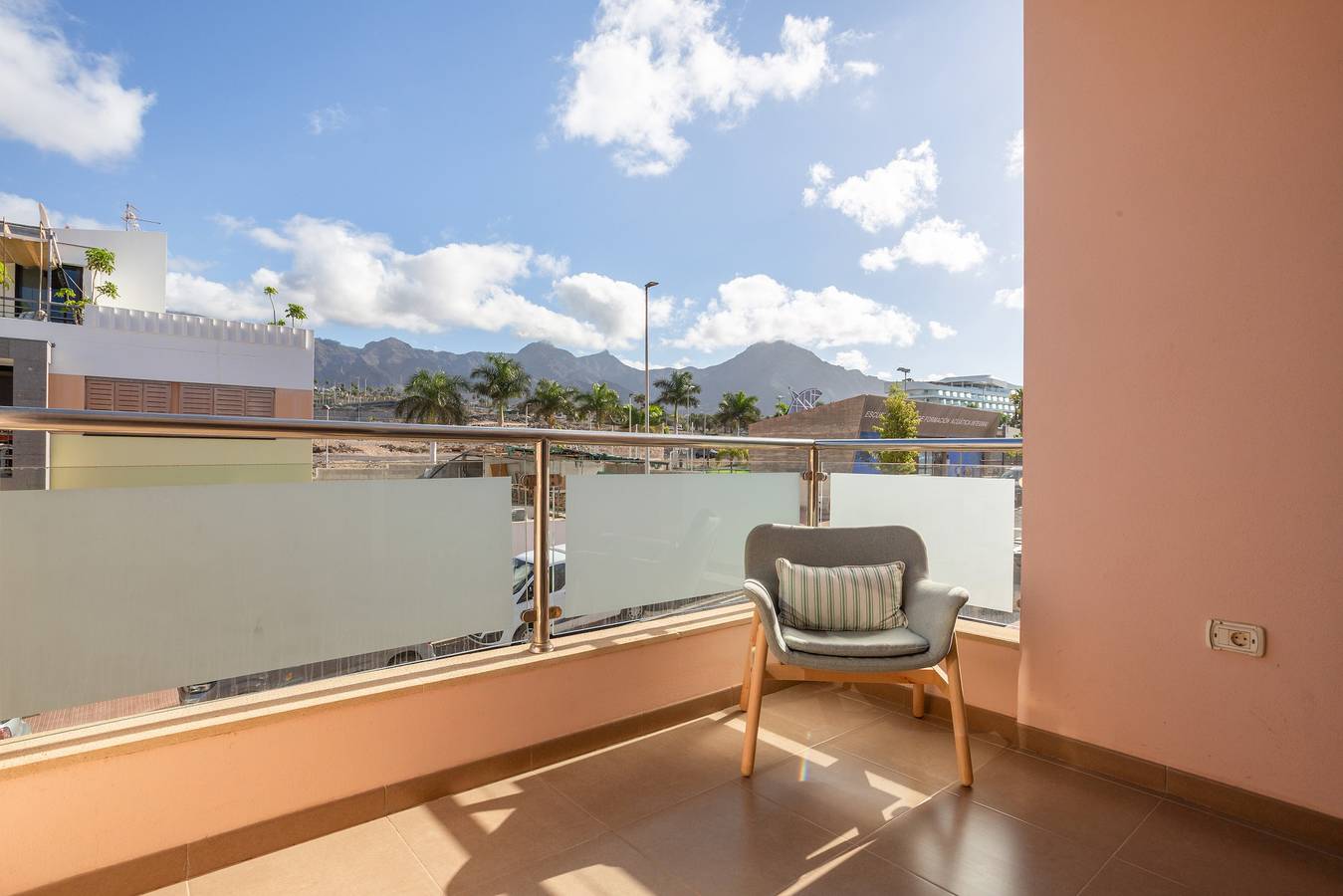 Appartement entier, Appartement de vacances 'Obsidian Aregoma La Caleta' avec vue sur la montagne, balcon et Wi-Fi in La Caleta, Adeje