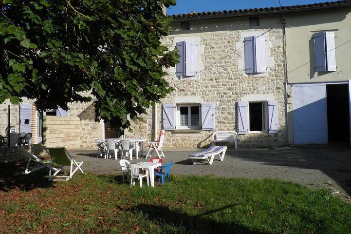 Location de vacances pour 12 personnes, avec piscine et jardin dans le Tarn