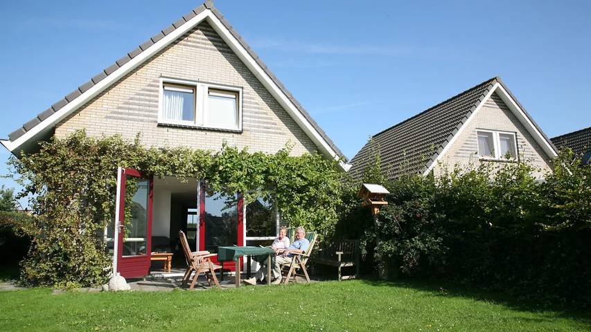 Ferienhaus für 7 Personen, mit Terrasse und Garten sowie Pool in Medemblik