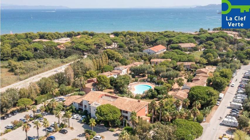 Appart’hôtel pour 5 personnes, avec Terrasse ainsi que Jardin et Piscine