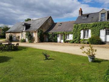 Maison d’hôte pour 14 personnes, avec jardin ainsi que piscine et vue, animaux acceptés dans Maine-et-Loire