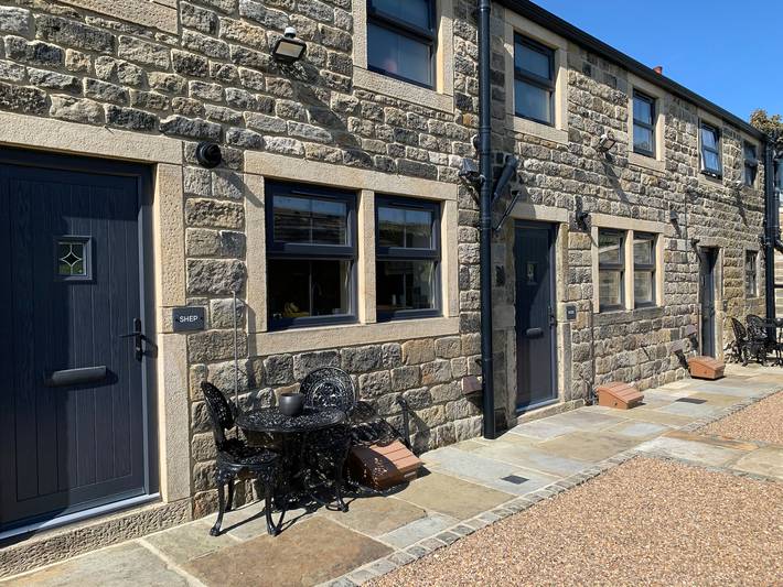 Log cabin for 3 people, with garden in West Yorkshire