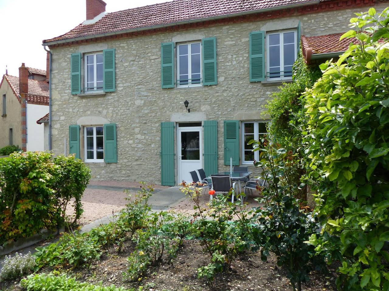 Casa con Jardín y Charmo en Corazón de Pueblo in Saint-Bonnet-de-Rochefort, Región de Vichy