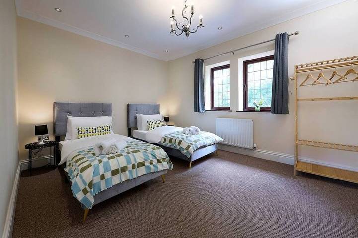 Spacious 7Br Home, families & Contractors, Hot Tub in Staffordshire