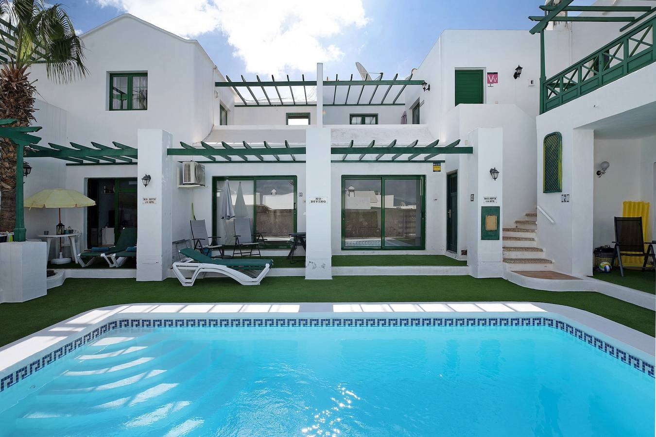 Entire apartment, "Apt 2 Las Palmeras Iii Lanzarote" with Sea and Mountain Views, Shared Pool, Private Terrace & Wi-Fi in Puerto del Carmen, Tías
