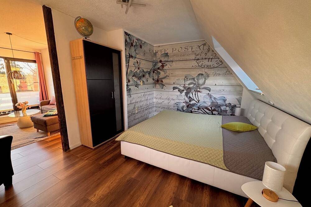 Entire apartment, 85 m² apartment, 3 rooms, kitchen, shower, 15 m² south-west facing balcony in Leipzig-Southeast, Leipzig