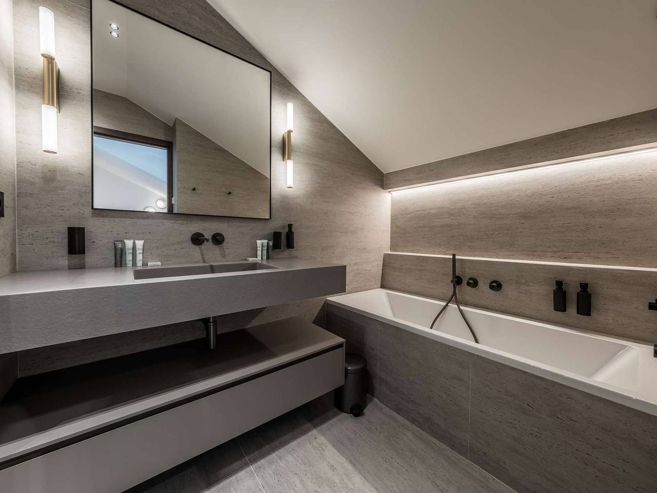 Geheel appartement, Ski-in/ski-out apartment in Courchevel with fireplace, parking, Wi-Fi for 9 guests in Courchevel 1850, Saint-Bon-Tarentaise