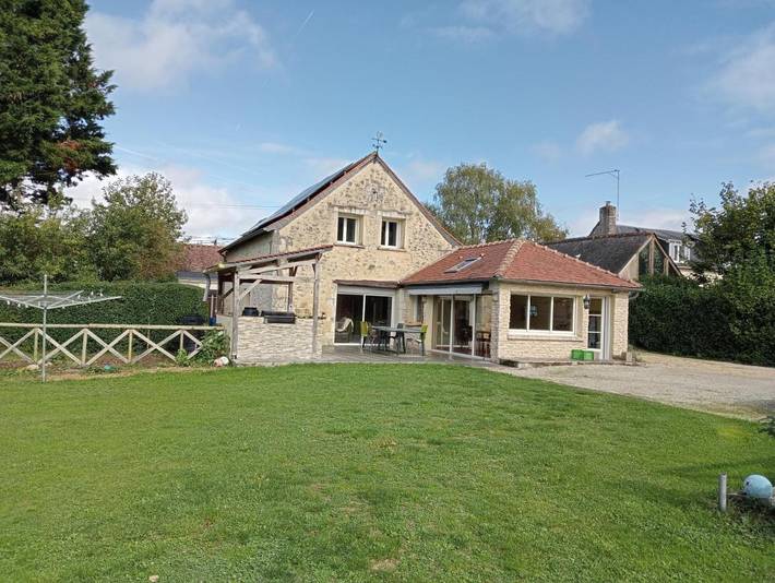 Chambre d’hôte pour 2 personnes, avec jardin et terrasse ainsi que piscine et vue, animaux acceptés