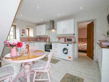 Log Cabin for 2 People in Clungunford, Shropshire, Photo 3