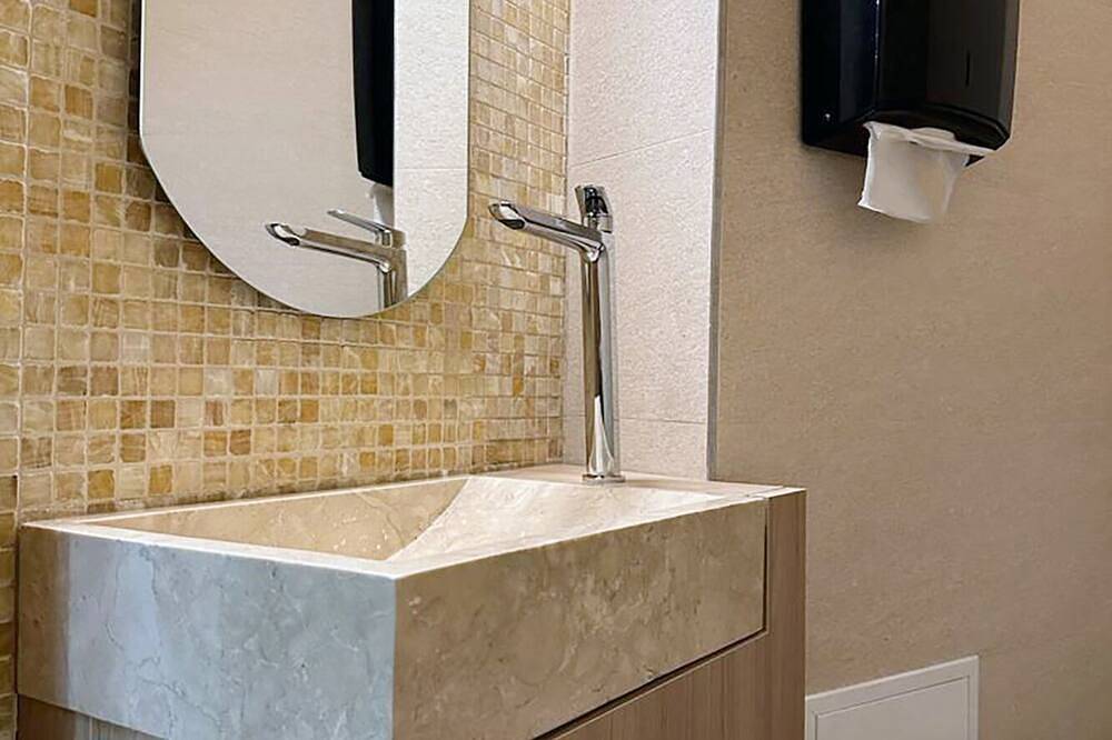 Delightful 4-bedroom estate with Ac in Varzea de Abrunhais in Lamego, Douro-Tal