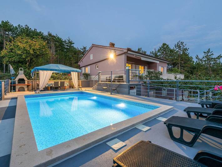 Ferienhaus für 6 Personen, mit Pool und Garten