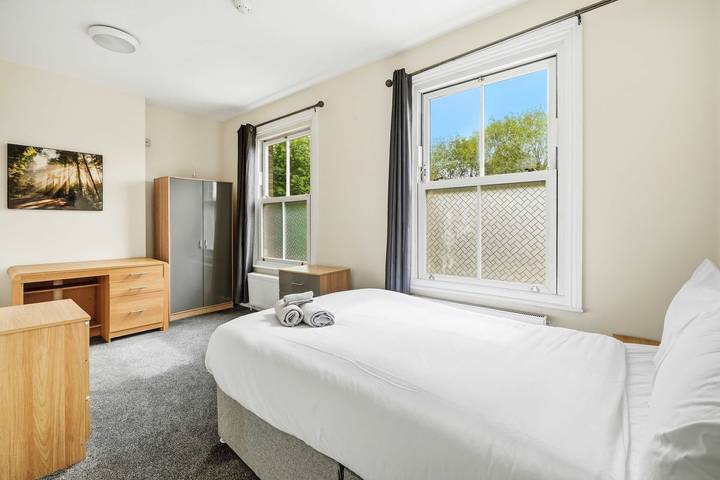 Peaceful 4-Bed Home in Aylesbury in Aylesbury, Buckinghamshire