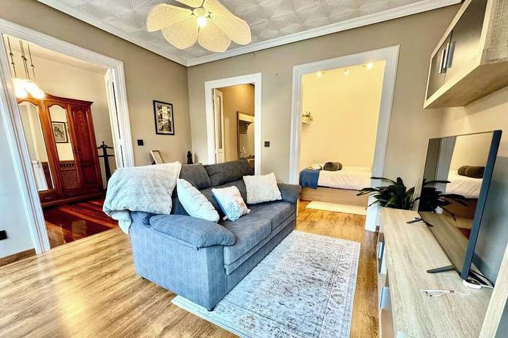 Entire apartment, 5-bedroom, 2 living areas, private terrace and parking, 5-minute walk to the harbor in Cudillero, Costa Verde (Spain)