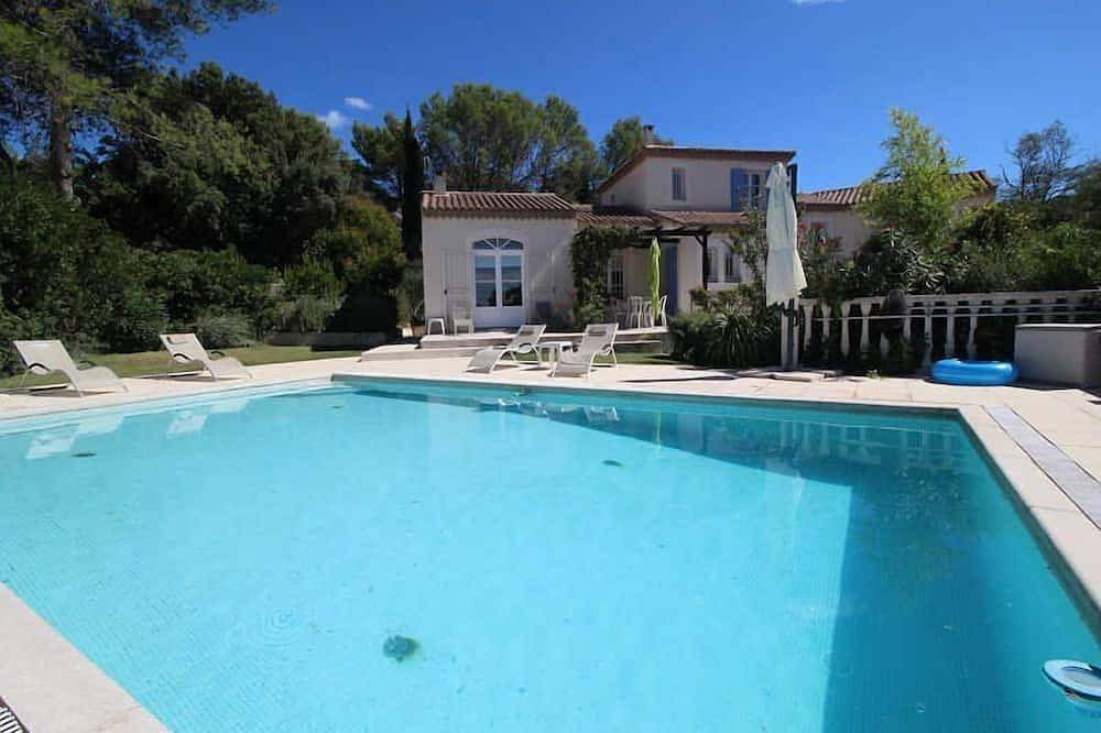 Beautiful air-conditioned villa in Poulx near Nîmes Gard, private pool, pets admitted (1). in Poulx, Region de Nimes
