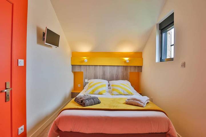 Gîte pour 4 personnes, avec terrasse ainsi que jardin et jacuzzi à Clermont-Créans - 3