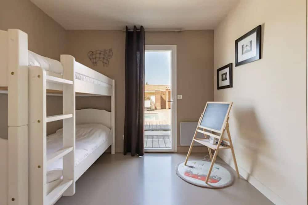 Beautiful villa 800m from the ocean - 5 bdrms 12 pers - heated salt pool and pétanque court in Vensac, Région de Lesparre-Médoc