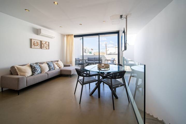 Apartamento entero, Vacaciones 'Kay Lava' con vistas a la montaña, Wi-Fi y aire acondicionado in Playa de Famara, Teguise