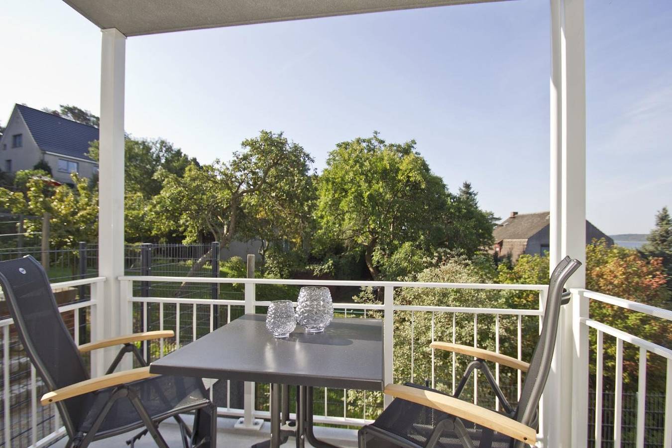 Ganze Wohnung, Moderne Ferienwohnung mit Balkon, Meerblick - Ferienresidenz Zwei Boddenfewo 1-2 in Lietzow, Bergen auf Rügen und Umgebung