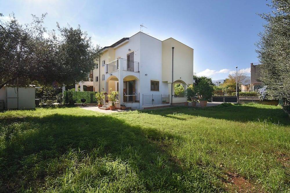 Villa Carini Holiday House by the Sea and Jacuzzi pool in Carini, Palermo Province