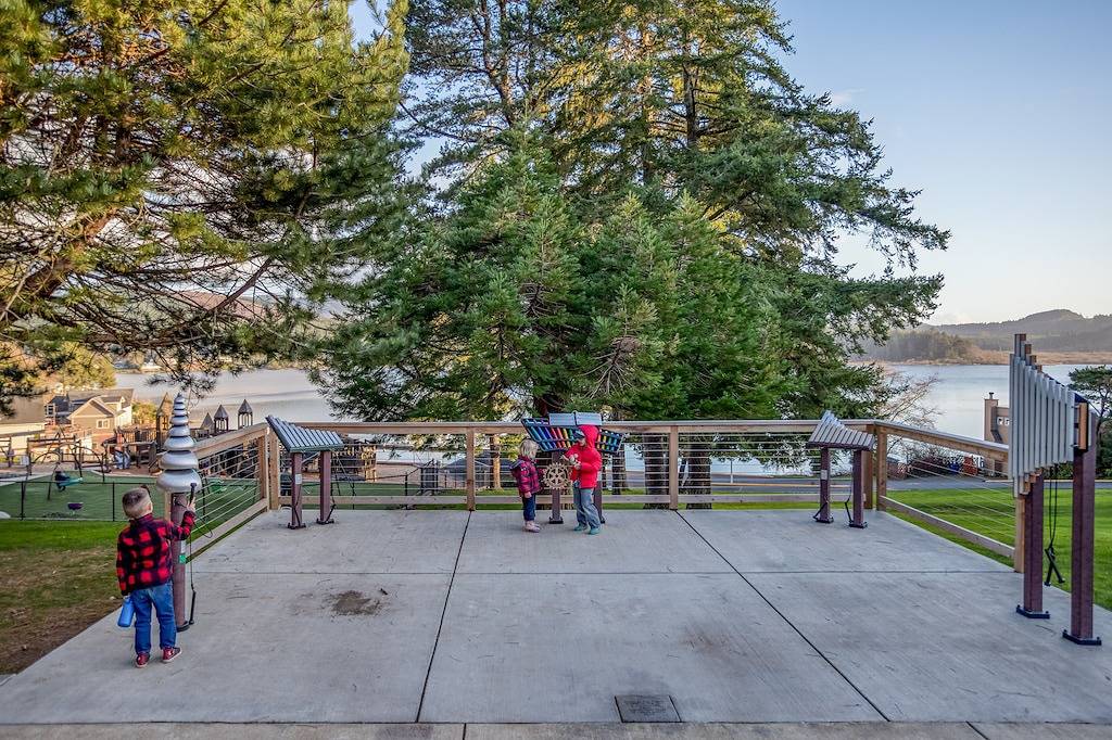 Two Bedroom Home with Large Yard Near the Beach in Oceanlake, Lincoln City