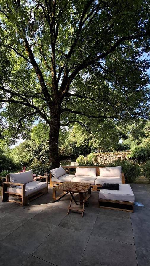 Location de vacances pour 8 personnes, avec terrasse et piscine ainsi que vue et jardin à La Gonterie-Boulouneix