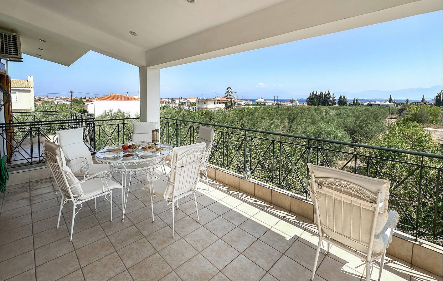 Rückzugsort am Meer mit Bergblick und Gartenterrasse in Korinthia
