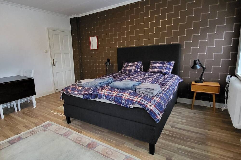 Budget Hotel. Dubbelrum + Resårsäng. Frukost/fee in Tibro, Västergötland