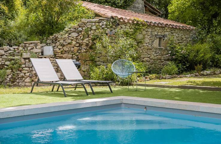 Location de vacances pour 2 personnes, avec vue et jardin ainsi que terrasse et piscine à Belvèze - 2